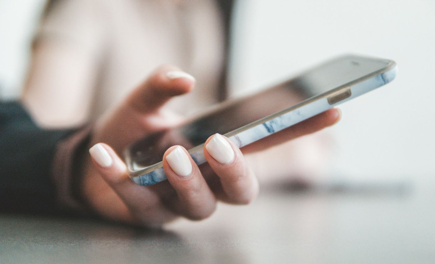 スマホを手に持って調べている様子