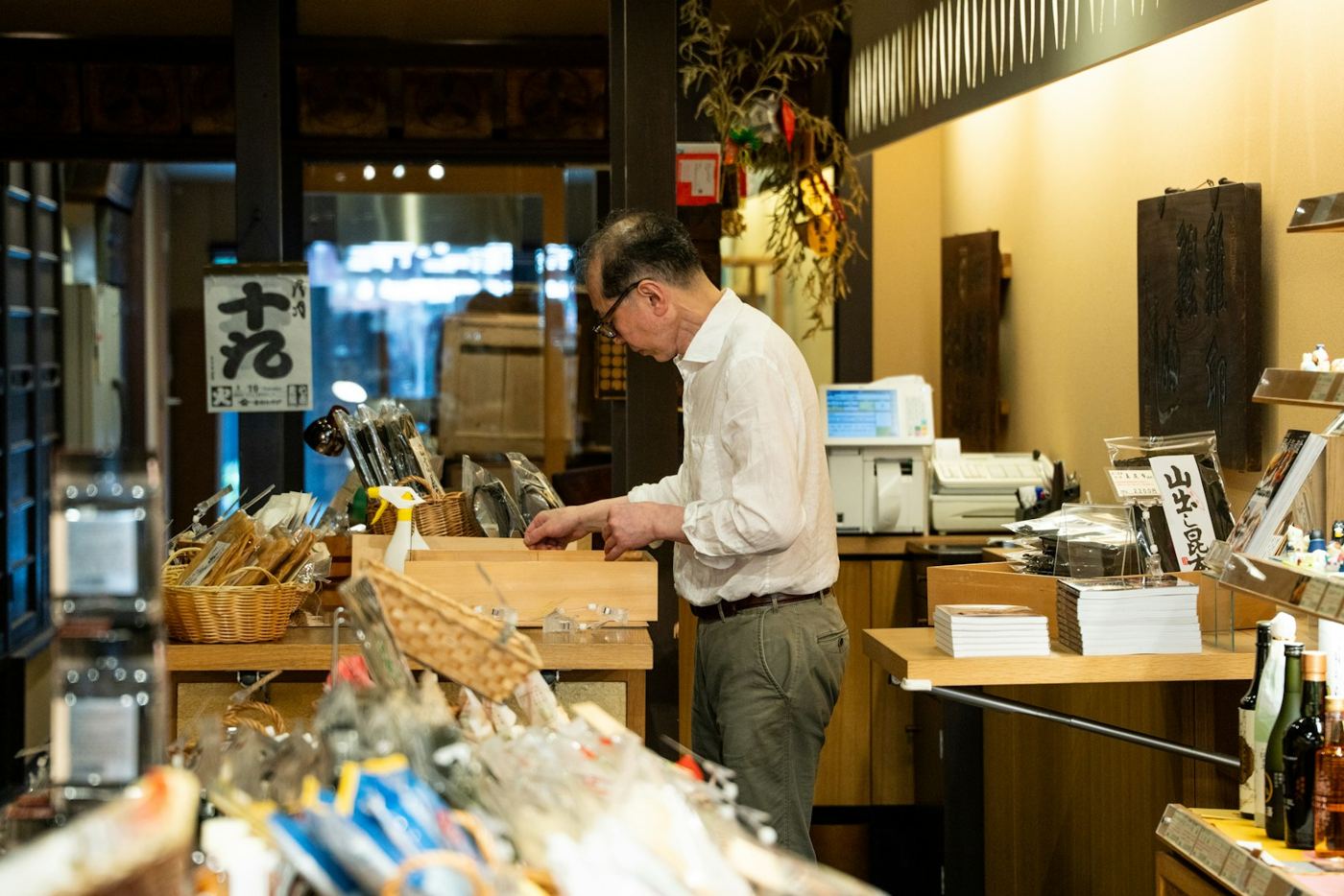 自分の店で品物を整える店主